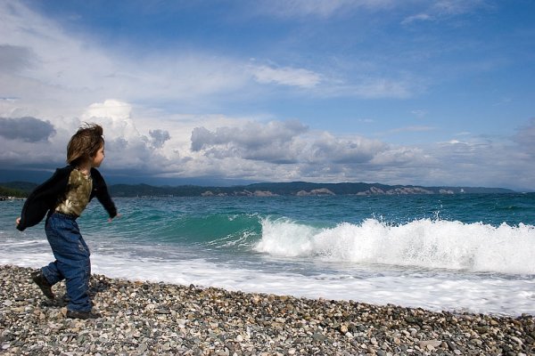 Мальчик у моря