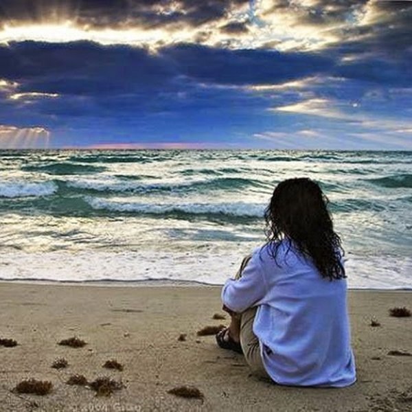 Девушка в Красном платье на море