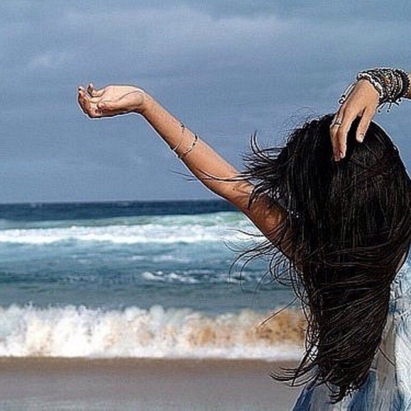 Девушка на море со спины