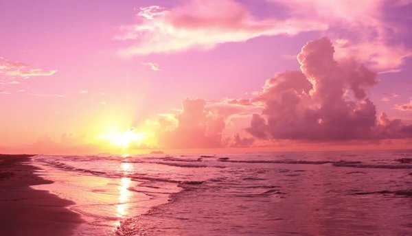 Розовый рассвет на море