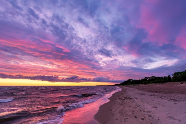 Розовый закат на море