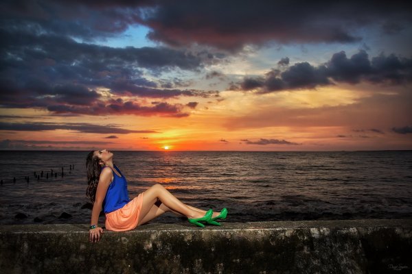 Девушка на закате у моря