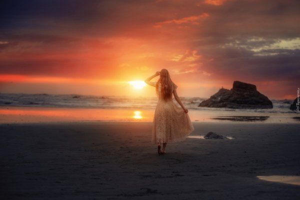 Девушка на закате у моря