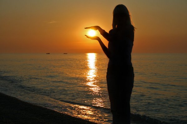 Девушка на закате у моря
