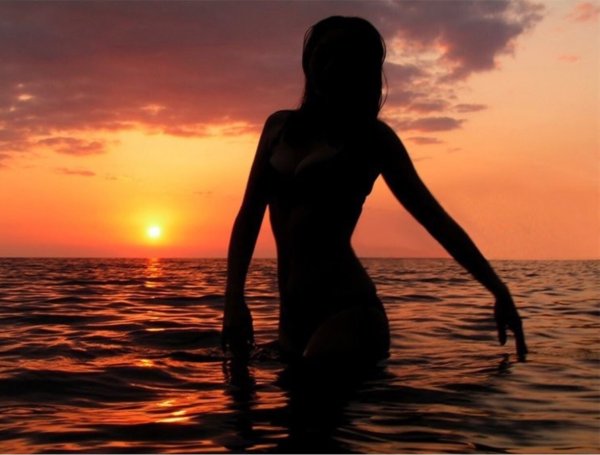 Девушка на закате у моря