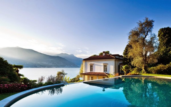 Домик с садом у моря