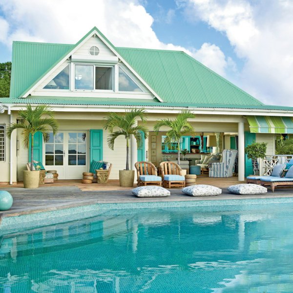 Красивый дом с бассейном