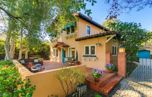 Дом с бассейном и садом