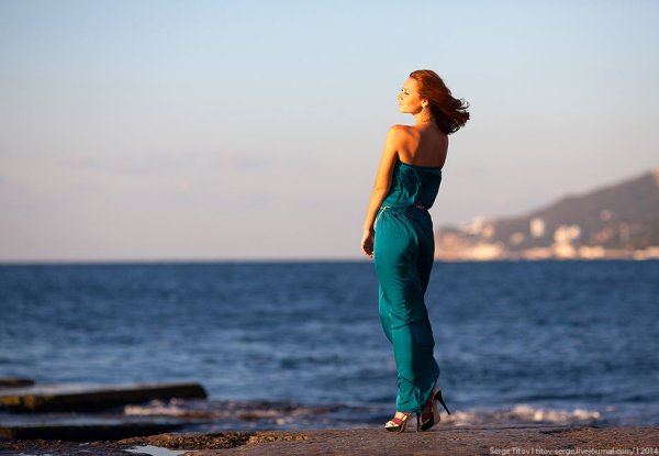 Девушка в платье возле моря