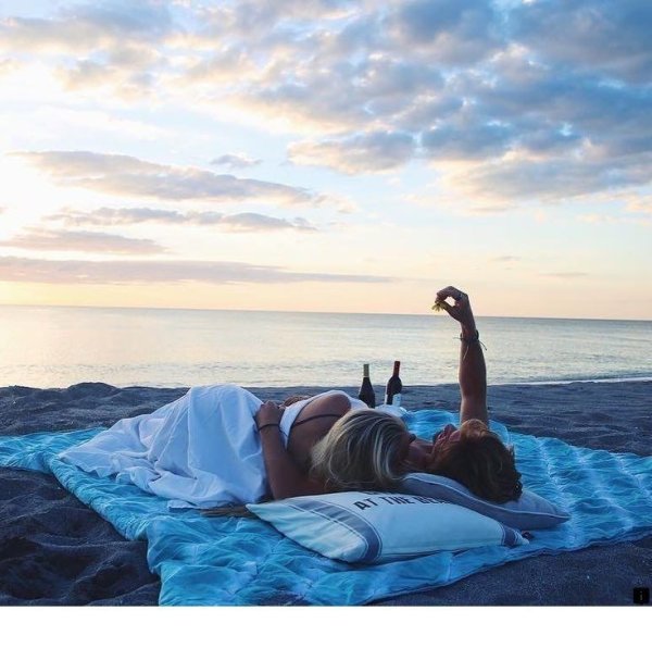 Спит на пляже