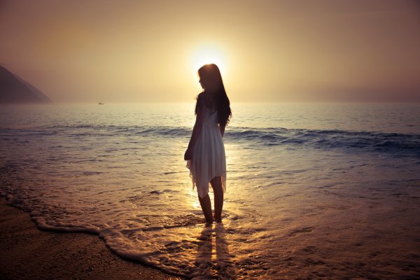 Девушка на берегу моря спиной