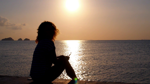 Девушка на берегу моря