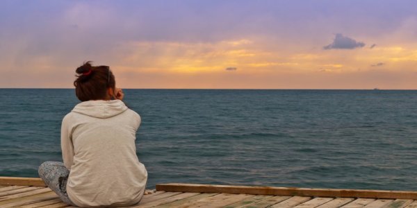 Девушки стоящие спиной