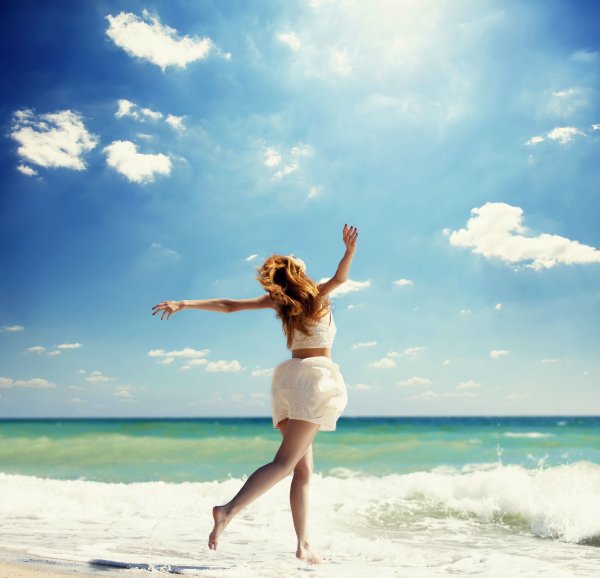 Мужчина и женщина на фоне моря