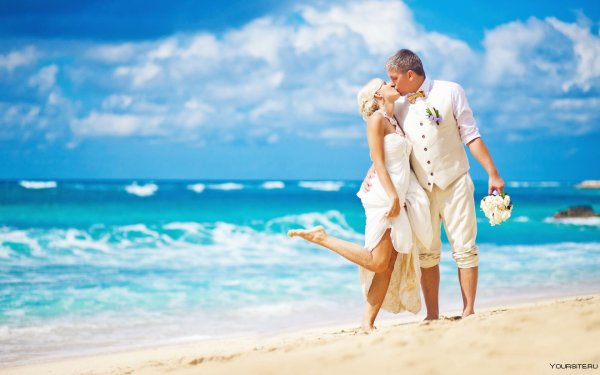 Счастливая семья с двумя дочками