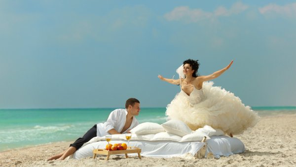 Влюбленная парочка на берегу моря