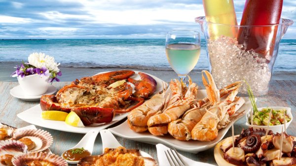Морепродукты на фоне моря