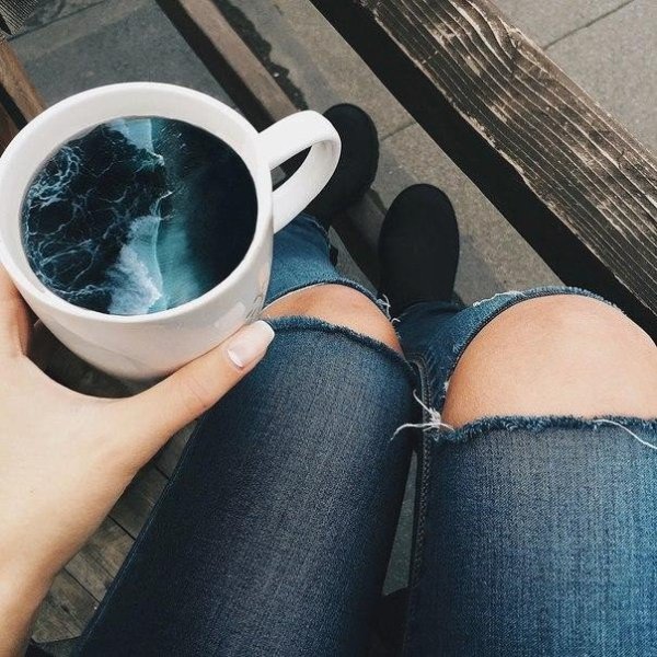 Чашка кофе на море