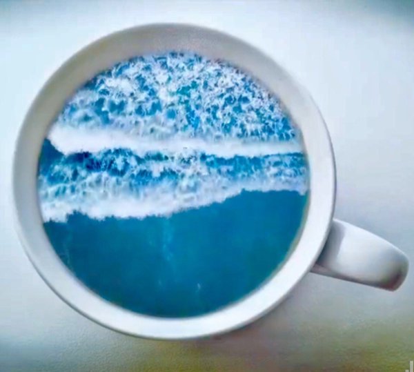 Чашка кофе на море