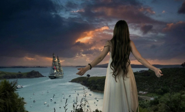Девушка на берегу и корабль