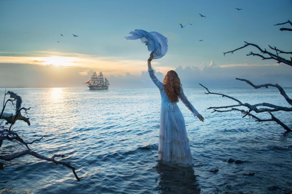 Девушка на корабле