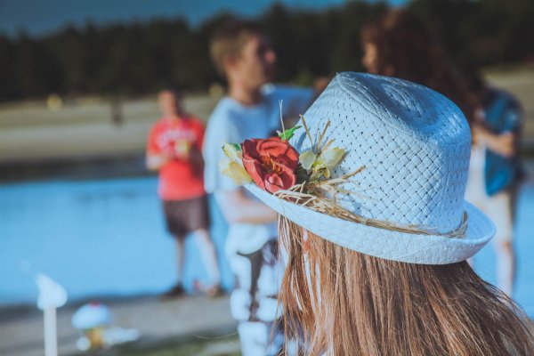 Женщина в шляпе на пляже