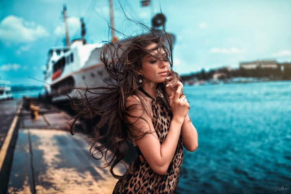 Девушка провожает корабль