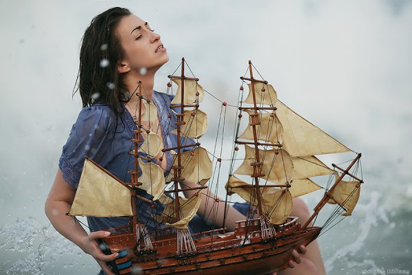 Девушка на корабле