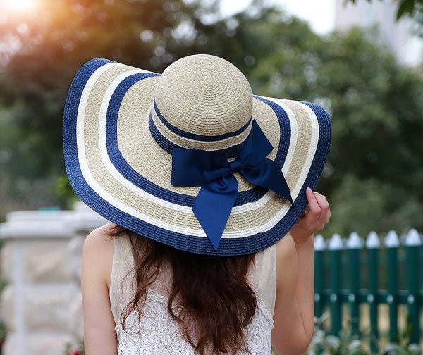 Девушка в шляпе на пляже