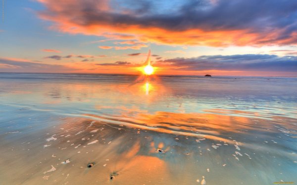 Нежный рассвет на море