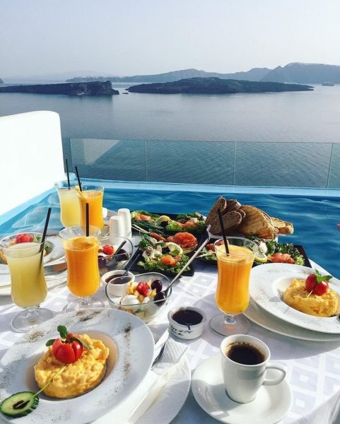 Шикарный завтрак на море