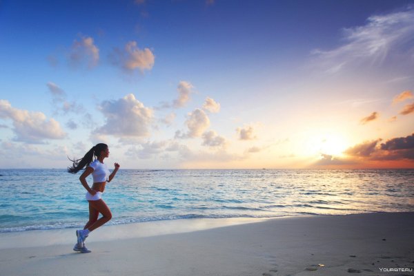 Пробежка по берегу моря