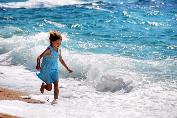 Маленькие дети на море