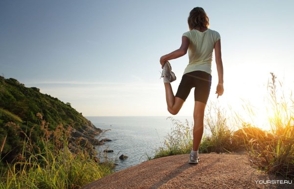 Счастливая девушка бежит