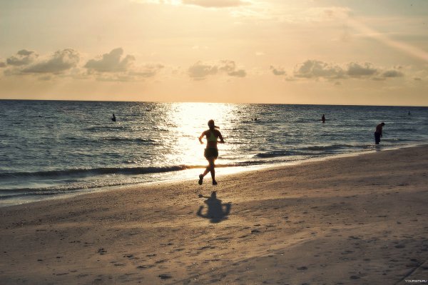 Девушка бежит