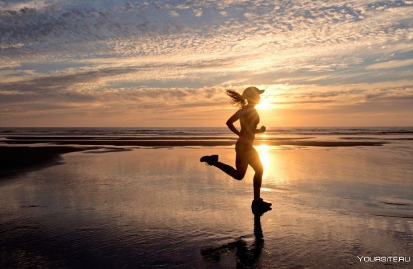 Дети бегут в море