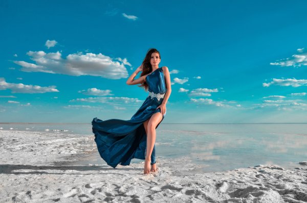 Девушка в голубом платье на море
