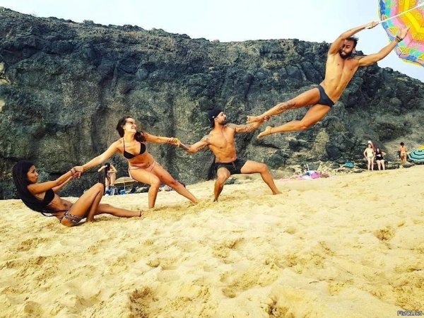 Подружки на пляже