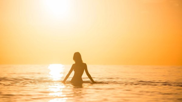 Девушка на закате спиной