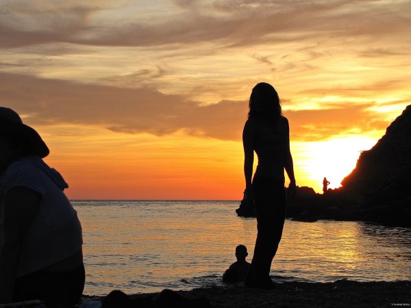 Девушка на закате у моря