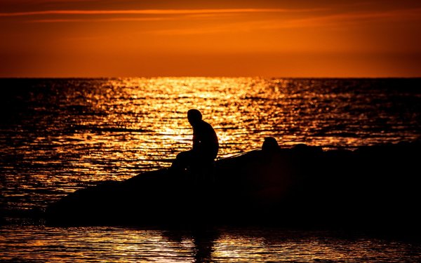 Девушка на закате у моря