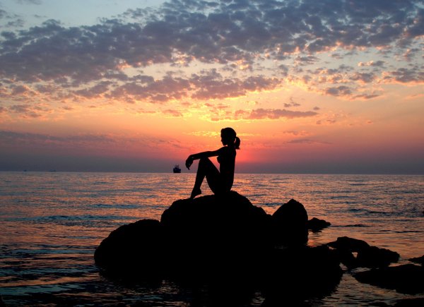 Девушка на закате у моря