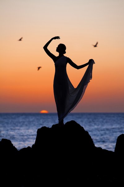 Силуэт влюбленной пары на закате