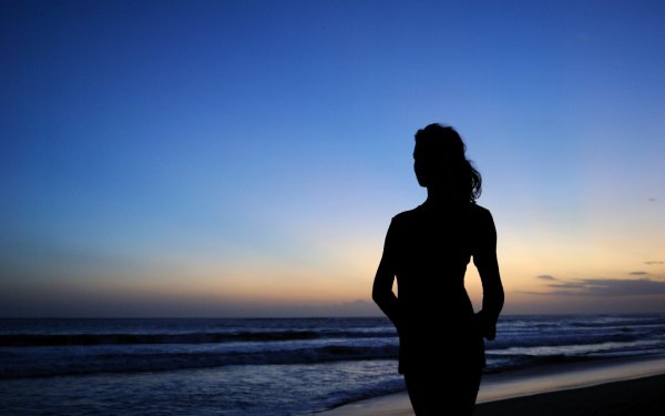 Силуэт на фоне моря