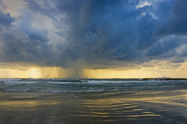 Ливень на море