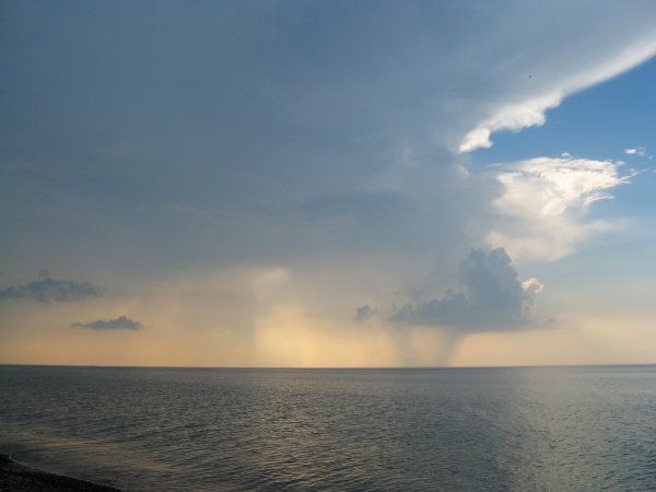 Летний дождь над морем