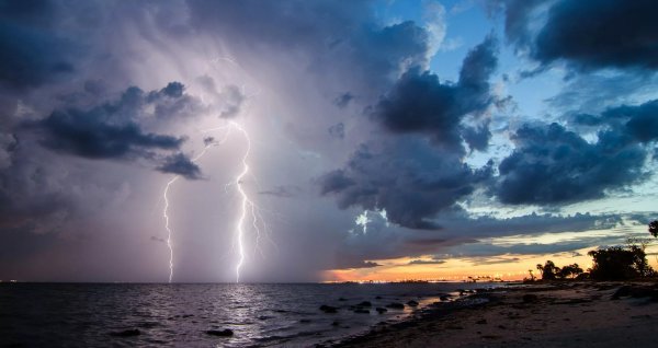 Море шторм гроза