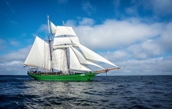 Корабль с поднятыми парусами