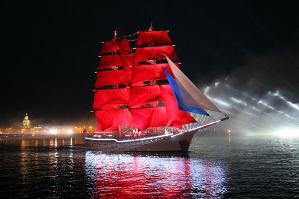 Парусная лодка в море