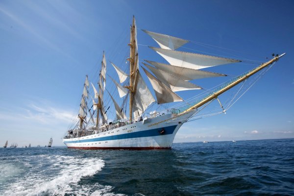 Красочный корабль